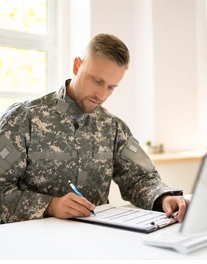 Persona buscando soluciones ante falta de respuesta